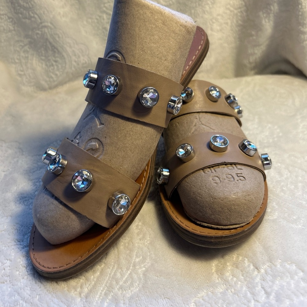 STEVE MADDEN TRAVEL SANDAL - diamond studded, nude color, slip on classy Sz:7